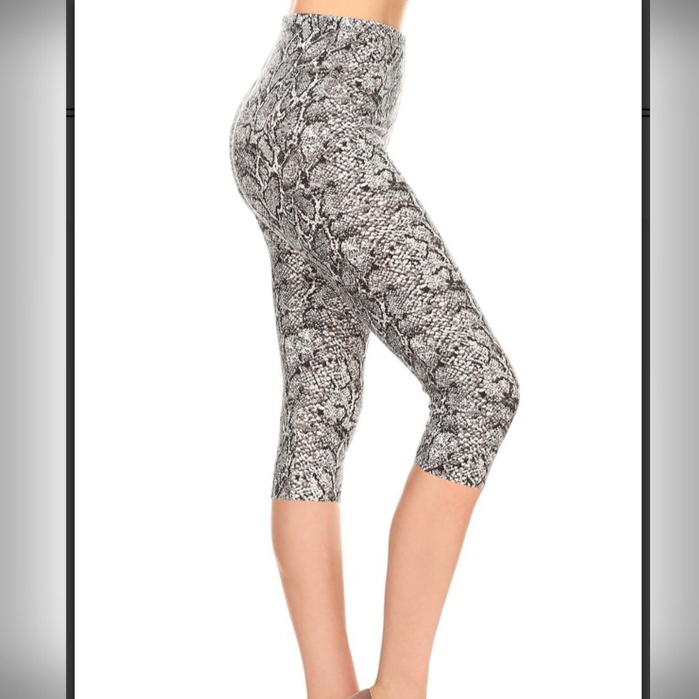 One Size Snakeskin Print Capri Leggings